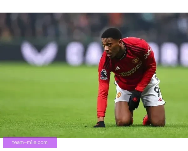 曼联宣布瓦拉内马夏尔等老将合同到期自由离队计划