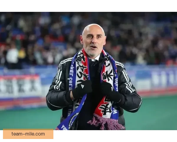 科威尔在横滨水手离任引发球队未来战略与管理风格讨论